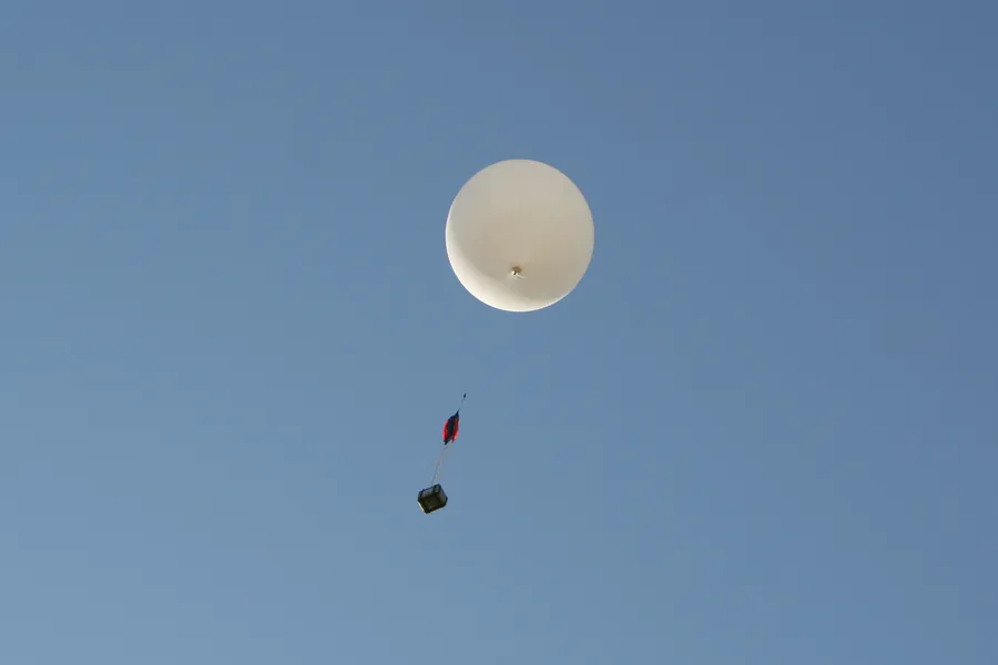 Balon s nákladem stoupá nad Škvorcem